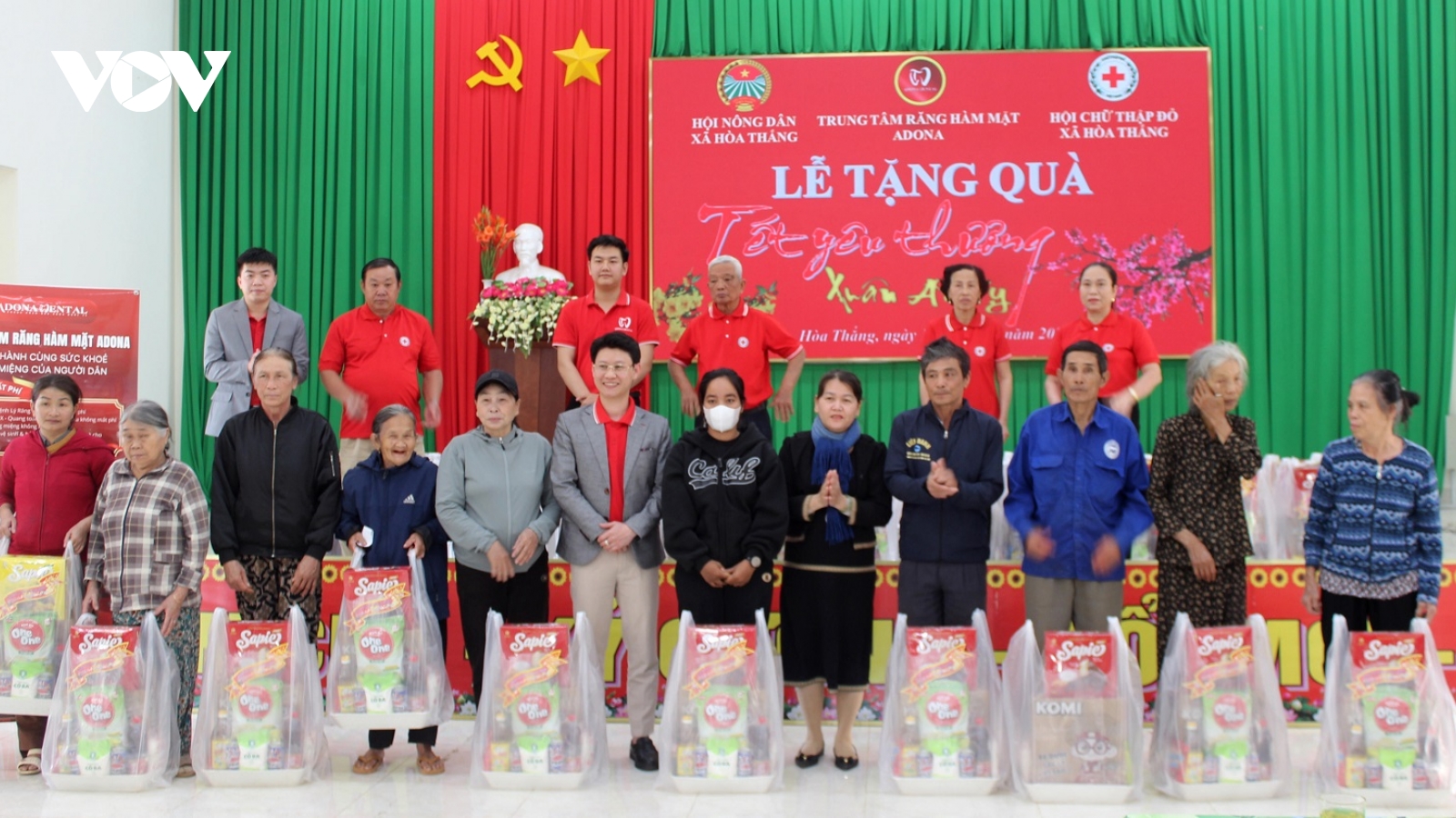 Tặng quà tết và hỗ trợ chăm sóc sức khỏe răng miệng cho người nghèo tại Đắk Lắk