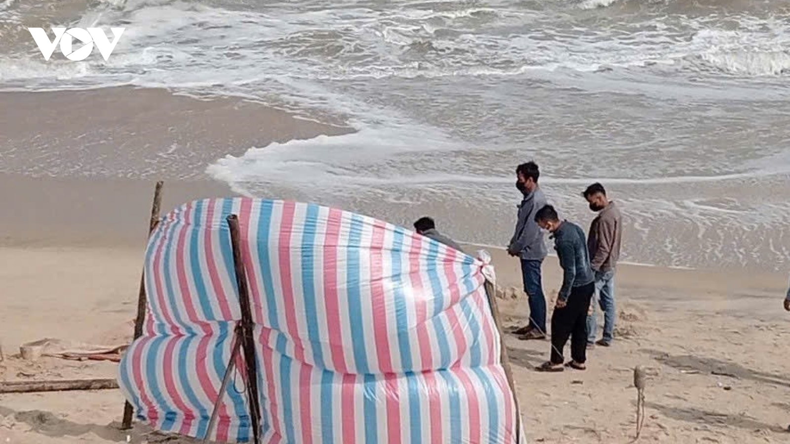 Thi thể người đàn ông trôi dạt vào bờ biển thành phố Huế