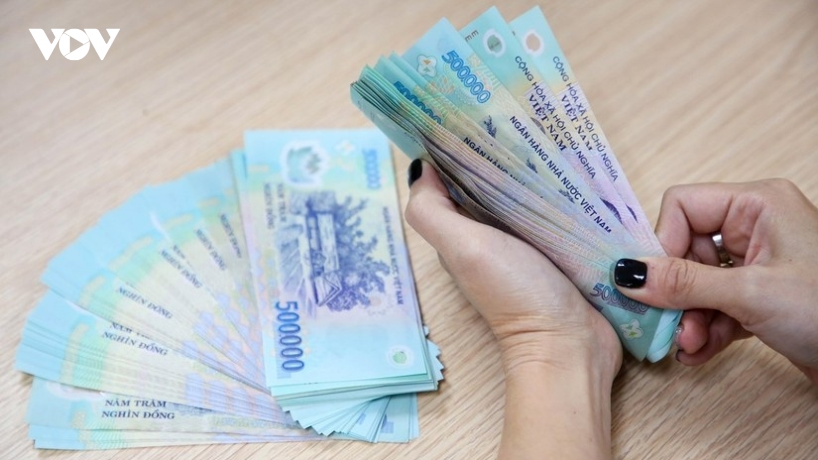 Người nợ thuế bị khấu trừ tiền lương, thu nhập như thế nào?