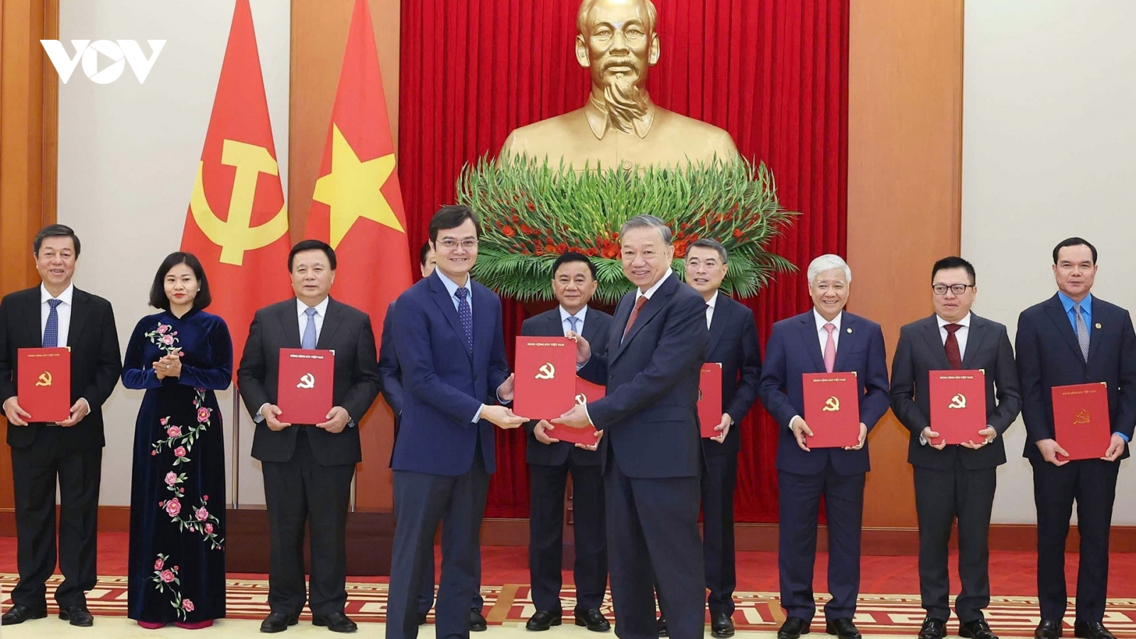 Sắp xếp, tinh gọn tổ chức bộ máy: Đảng gương mẫu đi đầu