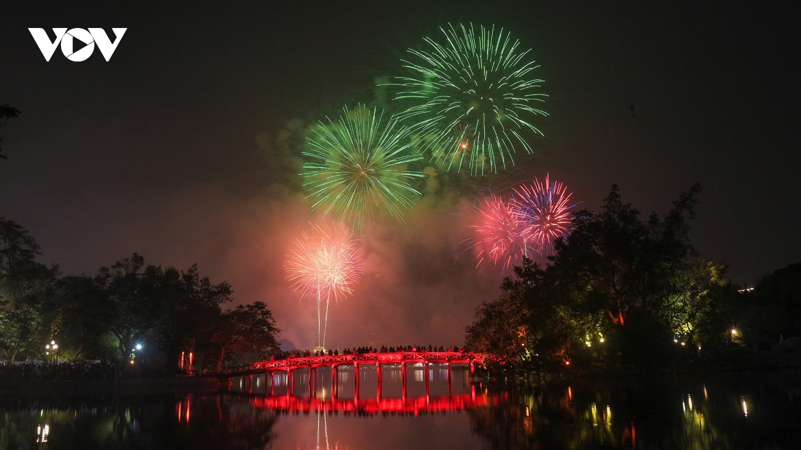 Pháo hoa lung linh trên bầu trời Hà Nội