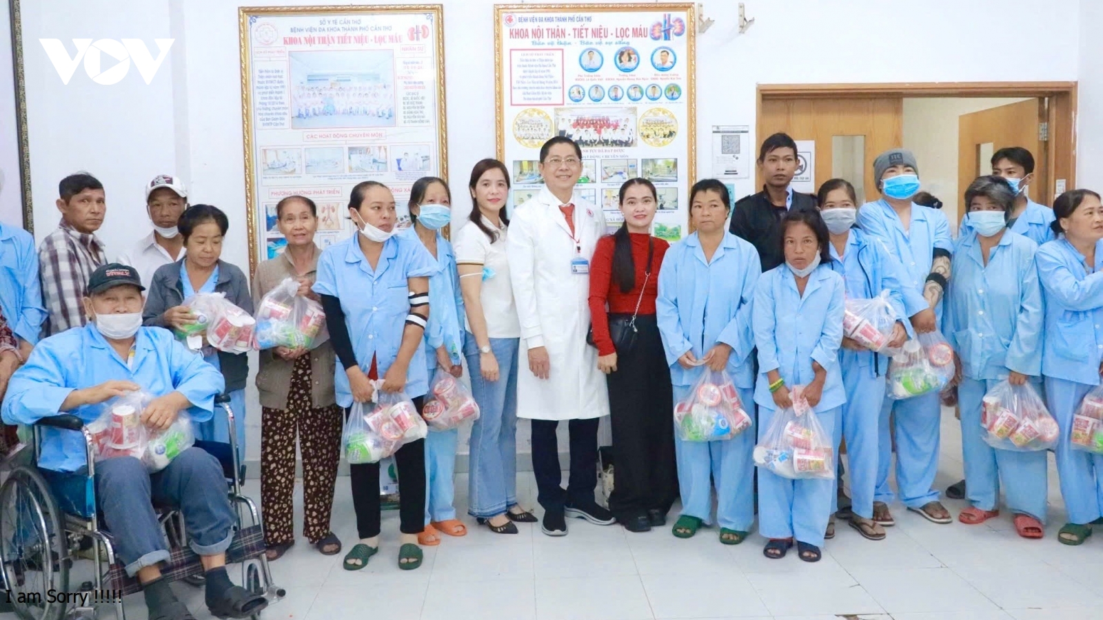 Chia sẻ yêu thương cùng bệnh nhân nằm viện ngày giáp Tết