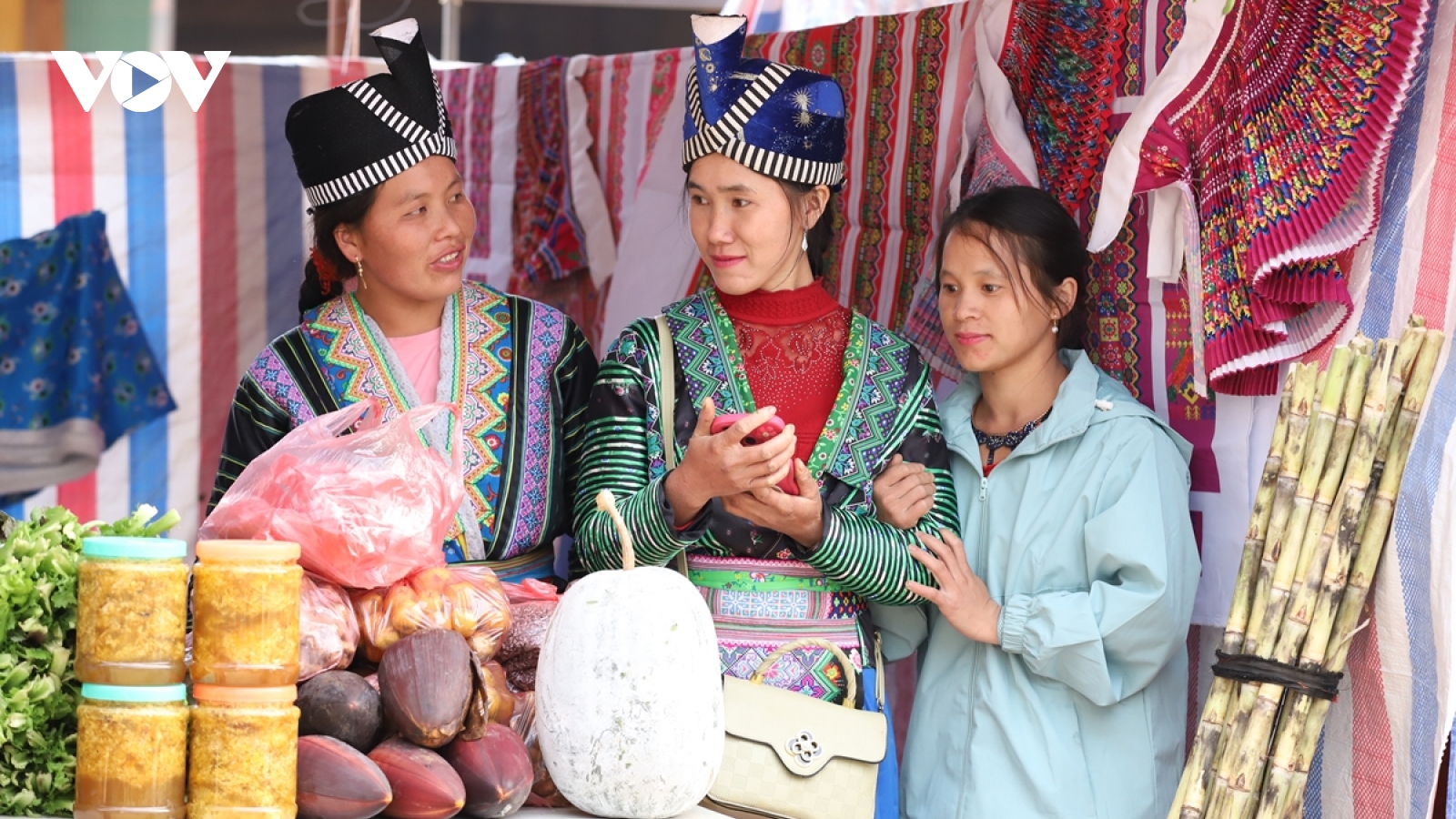 Rộn ràng Lễ hội miền đá cổ Hang Chú (Sơn La)