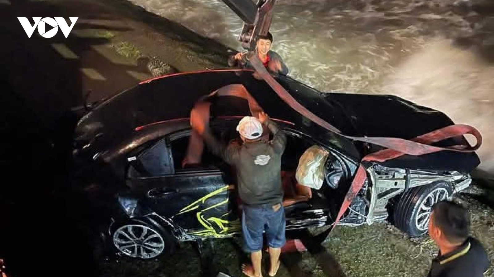Xe Mercedes lao xuống vịnh Nha Trang lúc biển động
