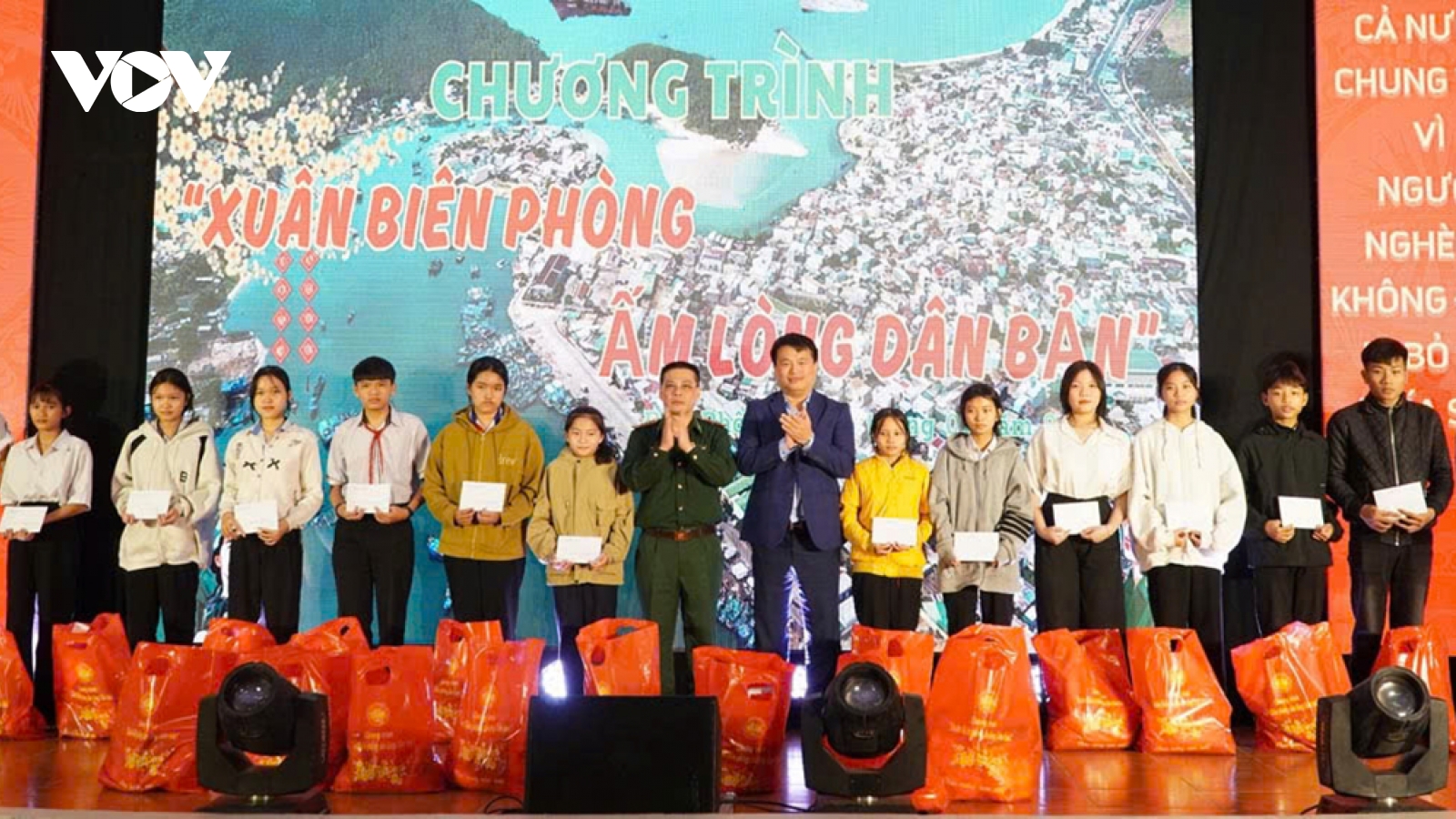 "Xuân Biên phòng" với ngư dân Quảng Ngãi
