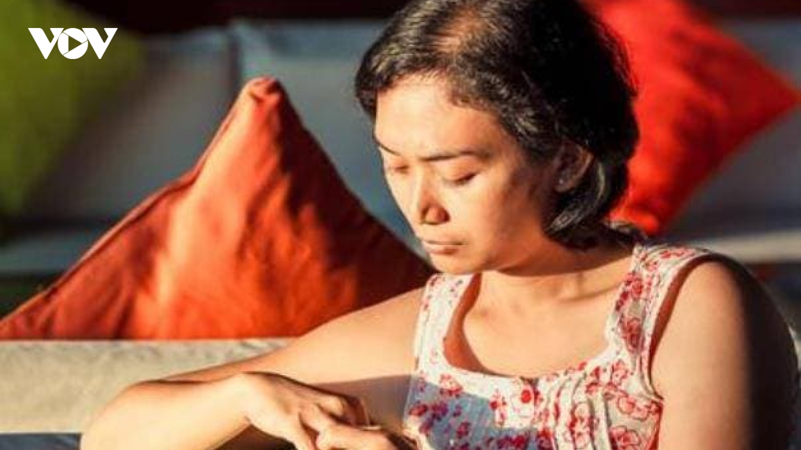 Sống với nhau gần 40 thì phát hiện chồng cặp bồ với người phụ nữ hơn tuổi