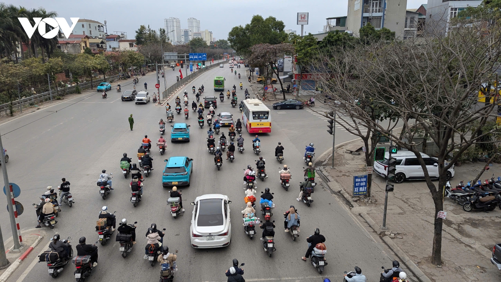 Đường Giải Phóng ùn nhẹ, bến xe Giáp Bát vắng vẻ trong chiều mùng 5 Tết