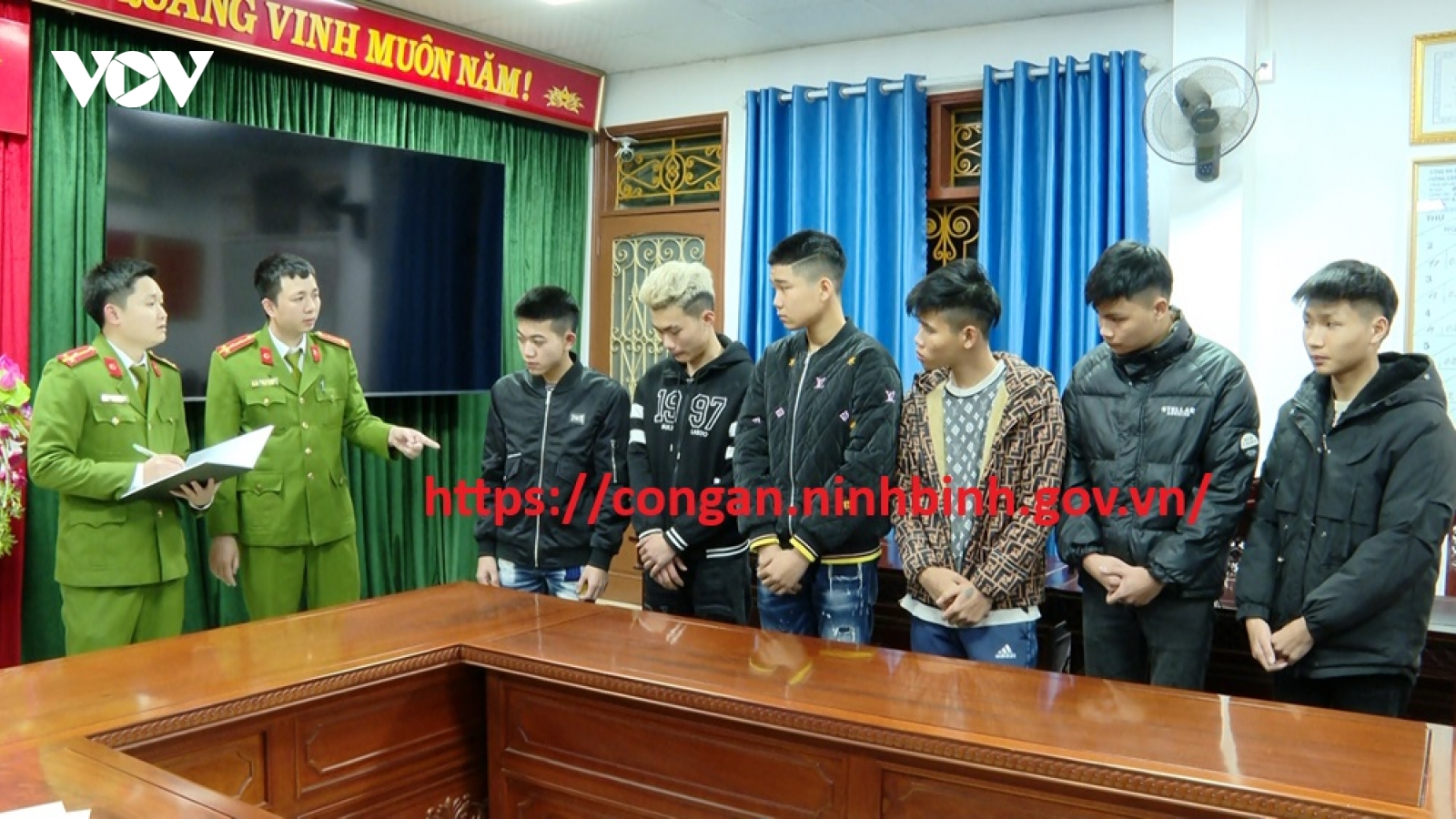 Triệu tập các đối tượng hành hung người tại sân bóng ở Ninh Bình