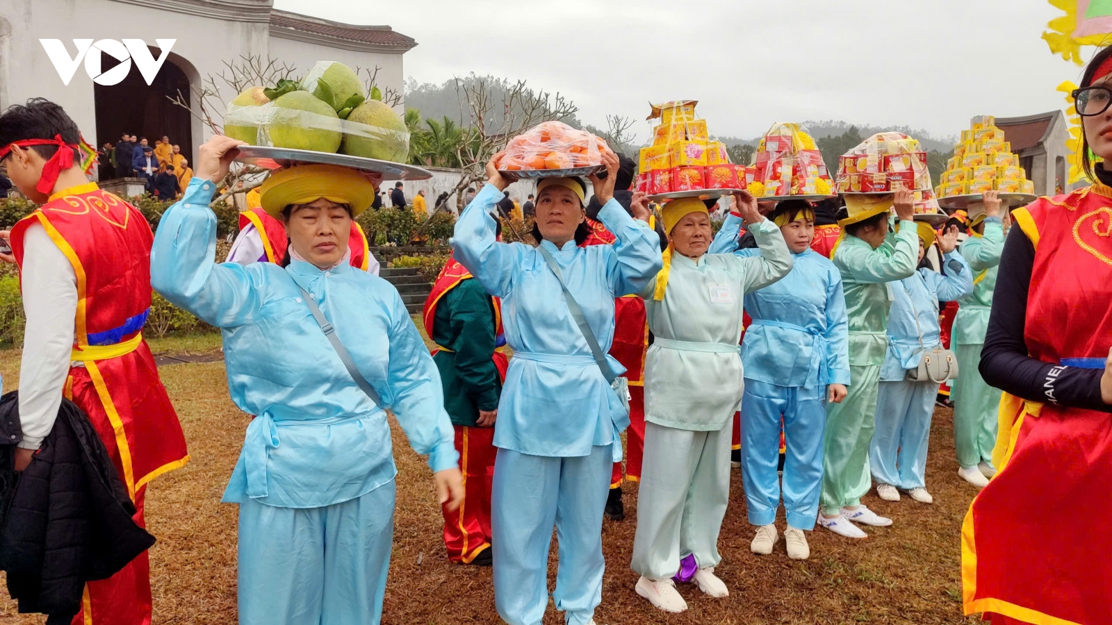 Hàng nghìn Phật tử và du khách leo núi Yên Tử trong gió rét