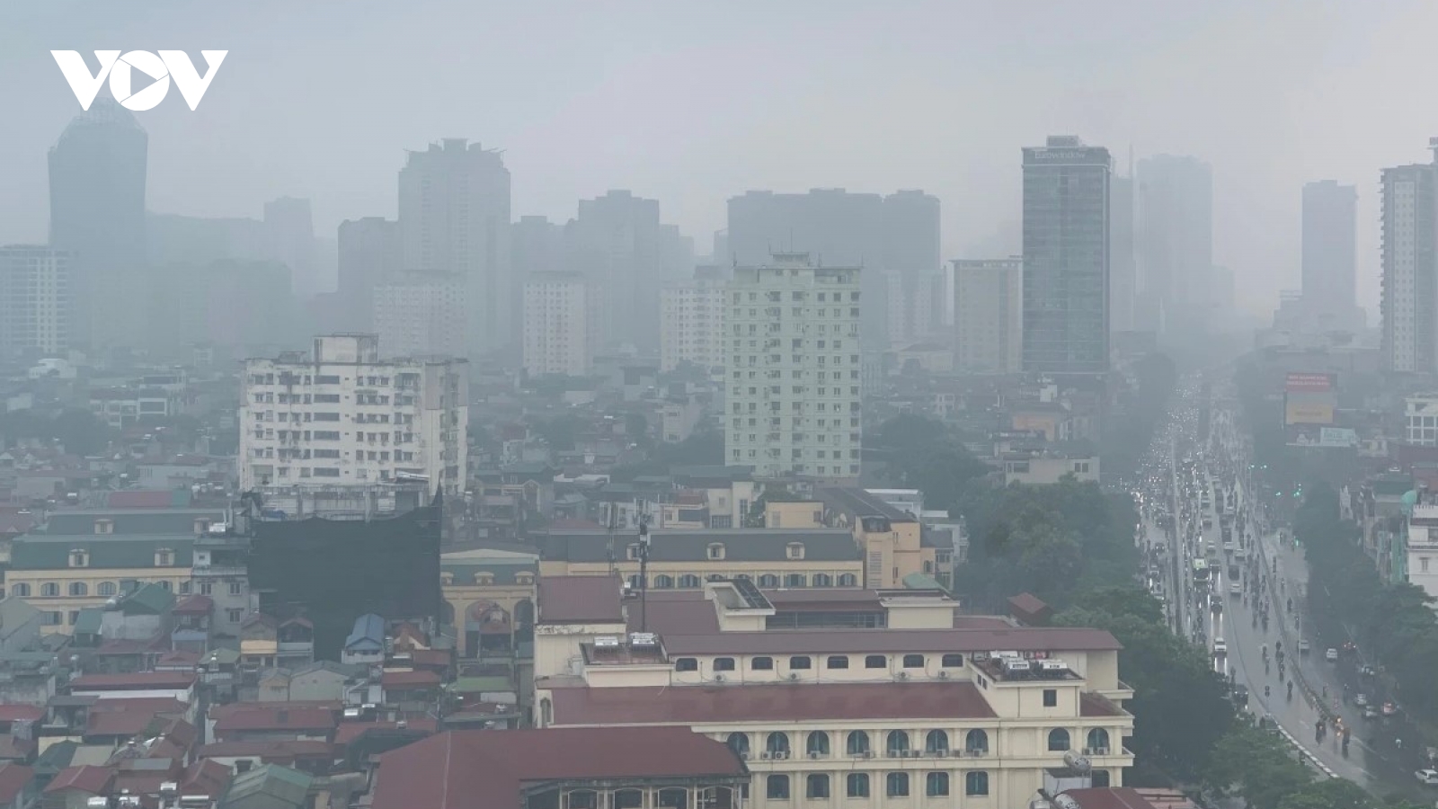 Hà Nội chìm trong mưa phùn, sương mù vào giữa trưa