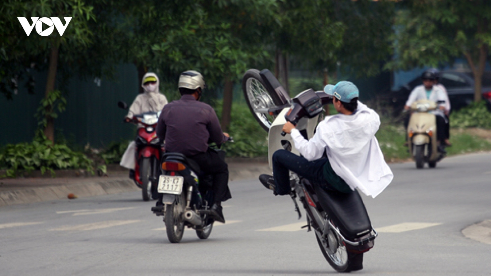 Đi xe lạng lách, đánh võng: Mức phạt cao nhất lên tới 70 triệu đồng