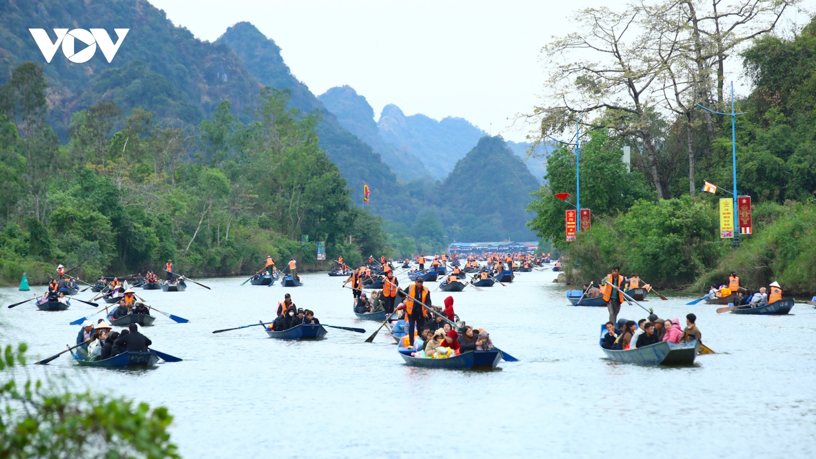 Hàng vạn du khách đội mưa rét đi khai hội Chùa Hương từ sáng sớm