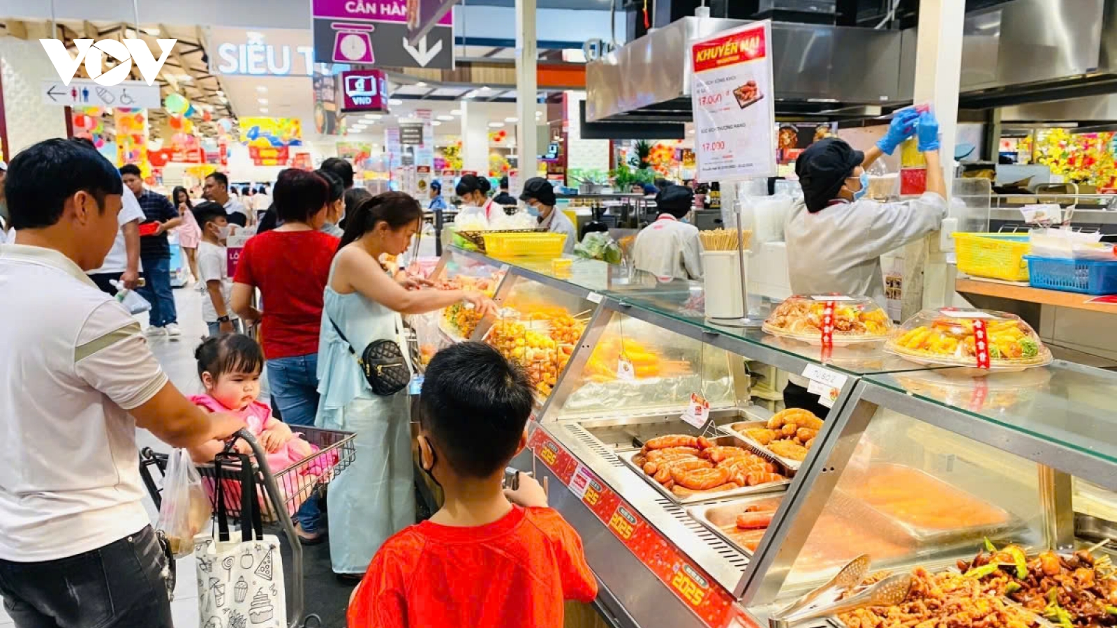 Shopping malls crowded with Tet holidaymakers, prices remain unchanged