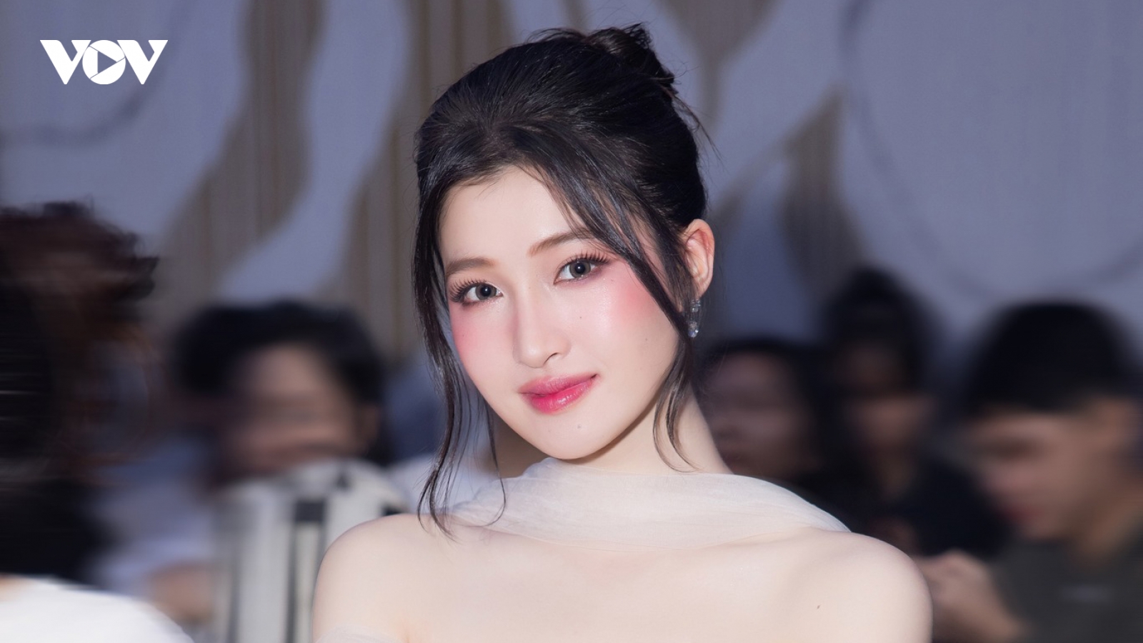 Phương Nhi lộ diện sau lễ ăn hỏi với con trai tỷ phú