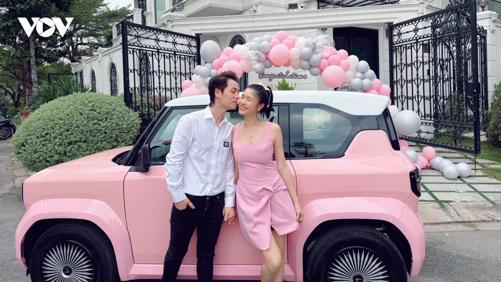 Sao Việt 14/2: Đăng Khôi tặng vợ ô tô nhân dịp Valentine