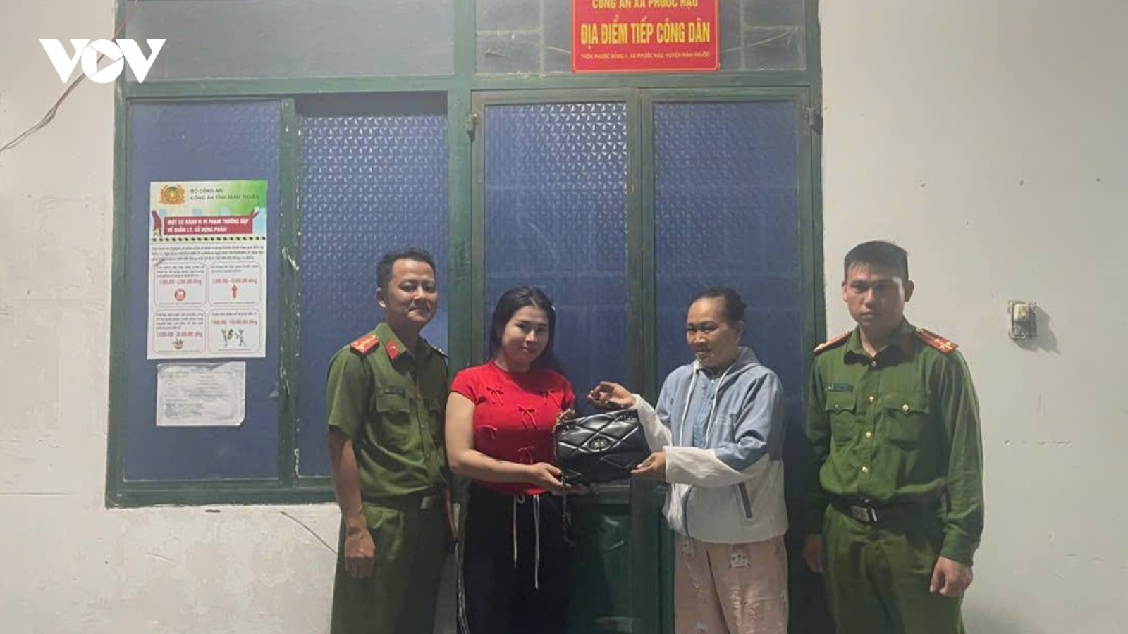 Trả lại tiền và vàng trị giá hơn 400 triệu đồng cho người bị mất
