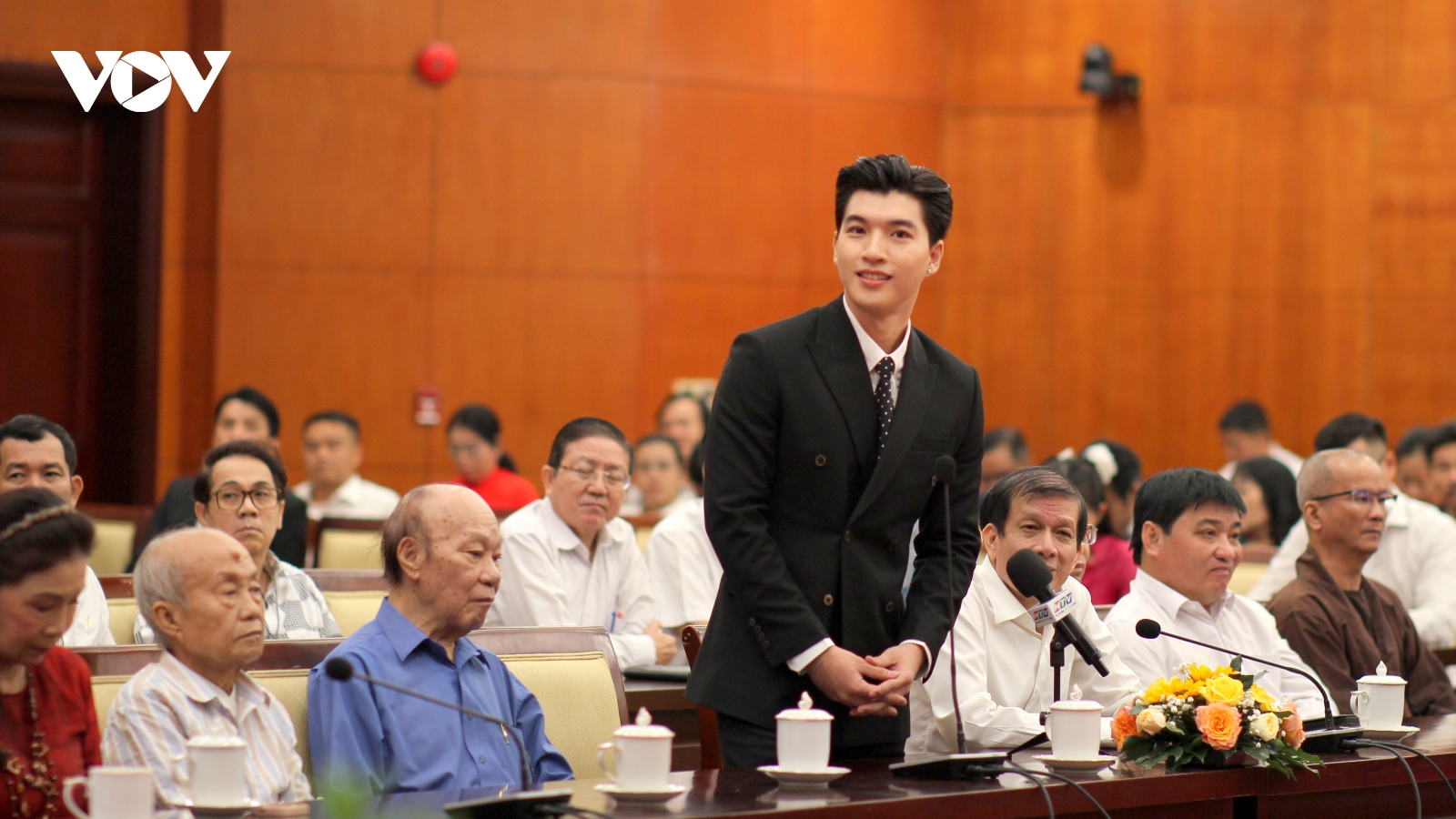 Lãnh đạo TP.HCM gặp mặt văn nghệ sỹ, HIEUTHUHAI 'bật mí' cảm hứng sáng tạo