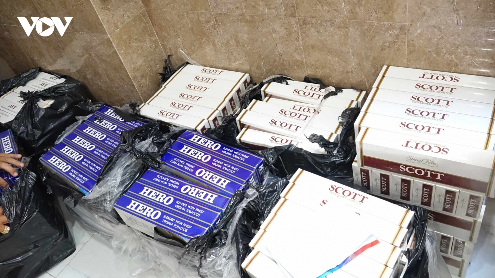 Tạm giữ 2 đối tượng để điều tra nhập lậu gần 10.000 gói thuốc lá