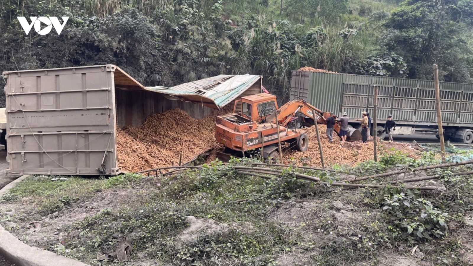 Lật xe chở sắn, ùn tắc đường lên cửa khẩu La Lay (Quảng Trị)