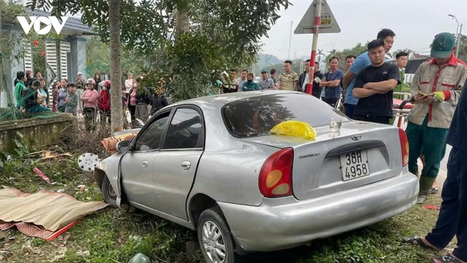 Ô tô mất lái tông xe máy, 2 người tử vong