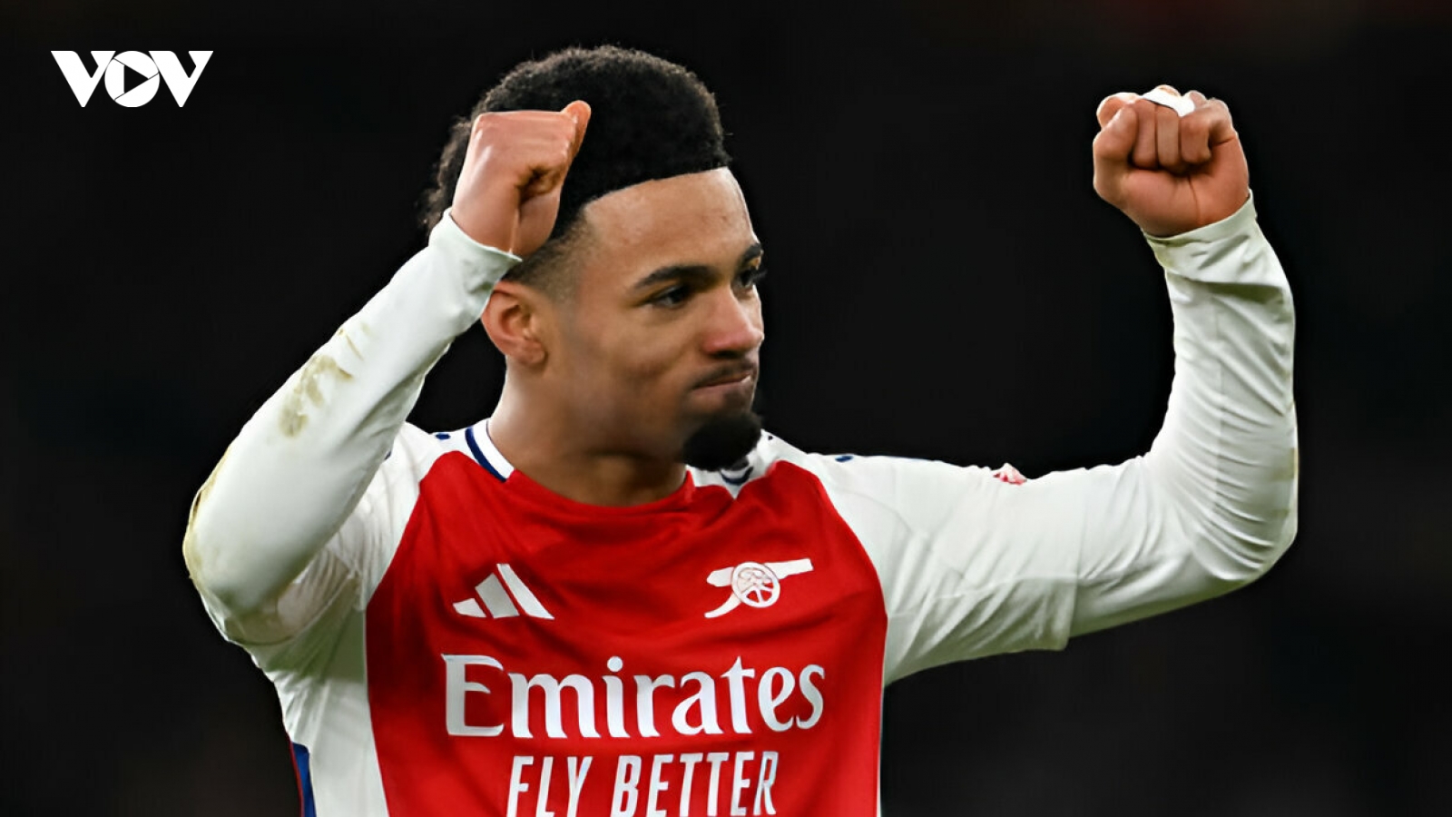 Arsenal đua vô địch Ngoại hạng Anh và Cúp C1 châu Âu với tiền đạo 18 tuổi