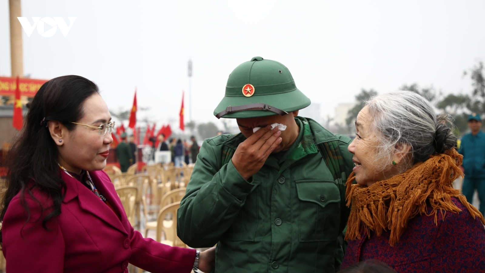 Hàng nghìn thanh niên Quảng Bình, Huế, Quảng Trị hăng hái lên đường nhập ngũ