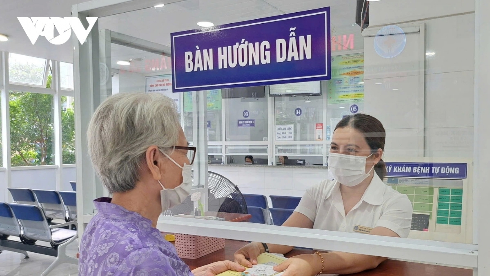 Người nghèo từ 60 tuổi đến dưới 75 tuổi được TP Đà Nẵng hỗ trợ mua BHYT theo hộ