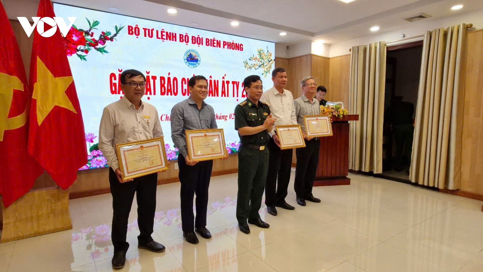 Tập thể và phóng viên VOV nhận bằng khen của Bộ Tư lệnh BĐBP