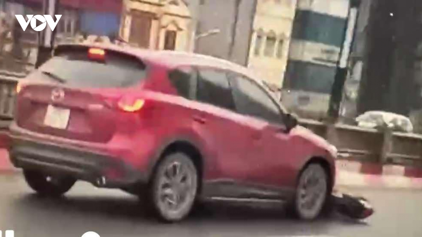 Tài xế xe Mazda gây tai nạn rồi bỏ chạy, kéo lê xe máy tại Hà Nội