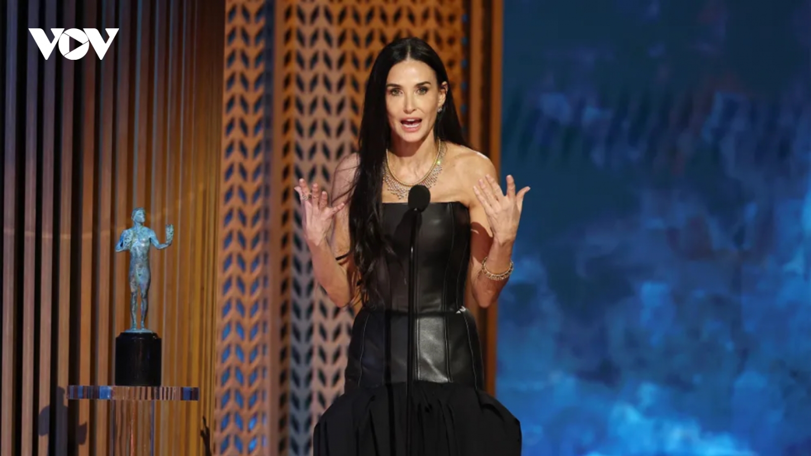 Demi Moore tiến gần tượng vàng Oscar sau chiến thắng tại SAG Awards