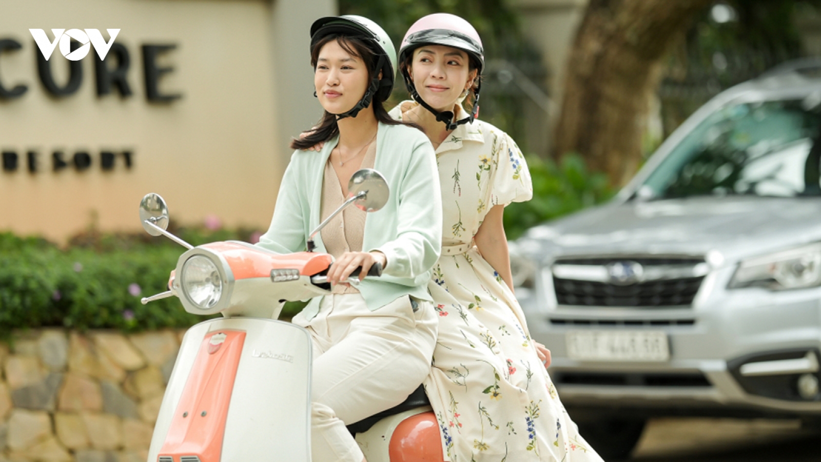"Nụ hôn bạc tỷ" vượt mốc doanh thu 100 tỷ đồng