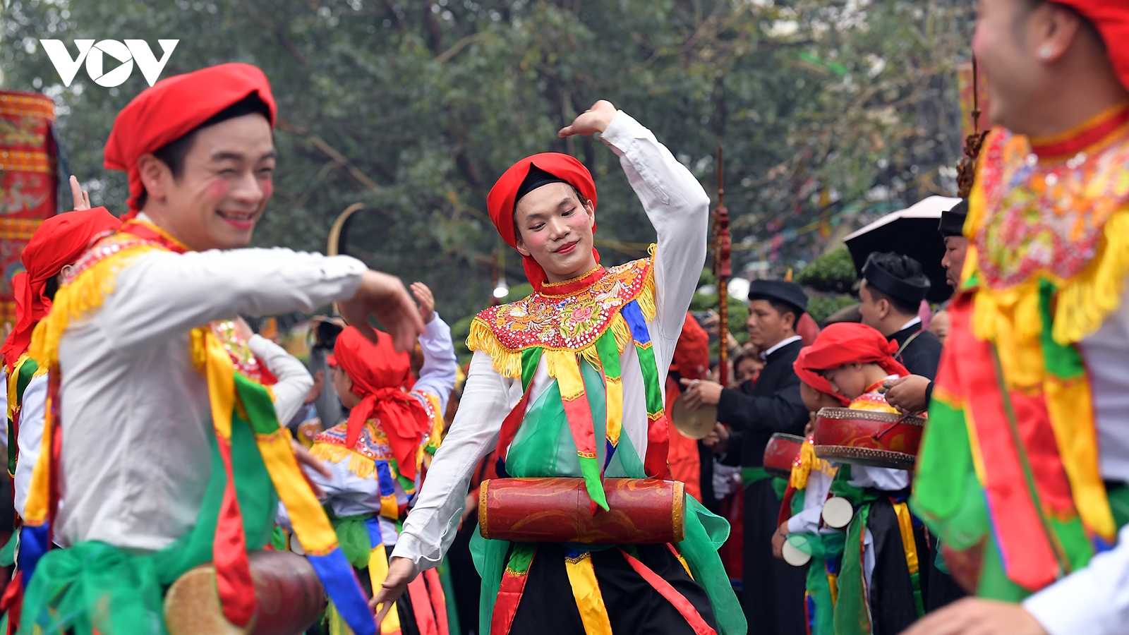 Trai làng Triều Khúc giả gái múa “con đĩ đánh bồng” dưới mưa xuân