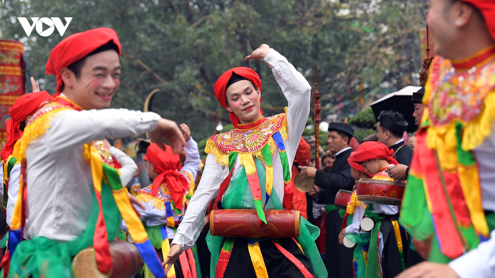 Trai làng Triều Khúc giả gái múa “con đĩ đánh bồng” dưới mưa xuân