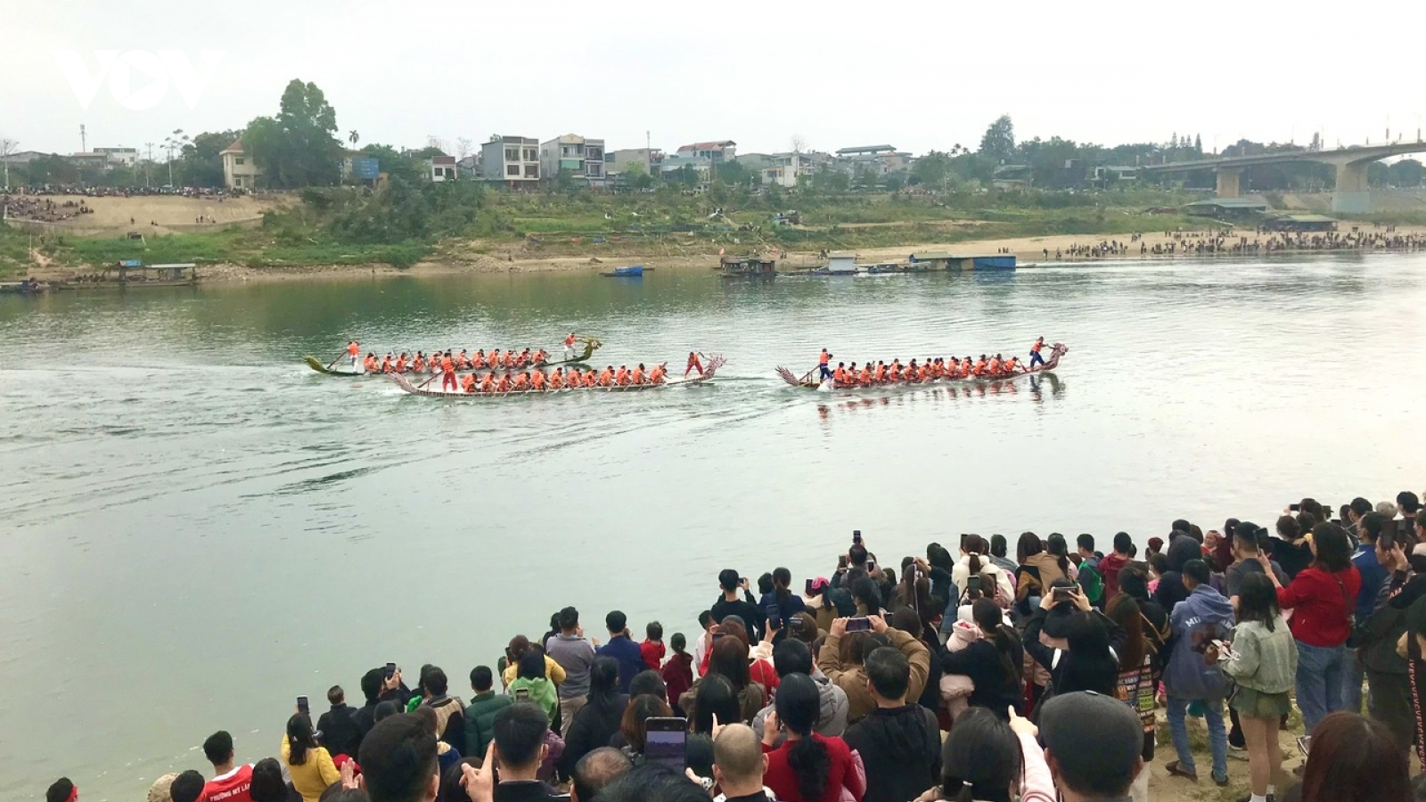 Tưng bừng lễ hội đua thuyền trên sông Lô tại Tuyên Quang