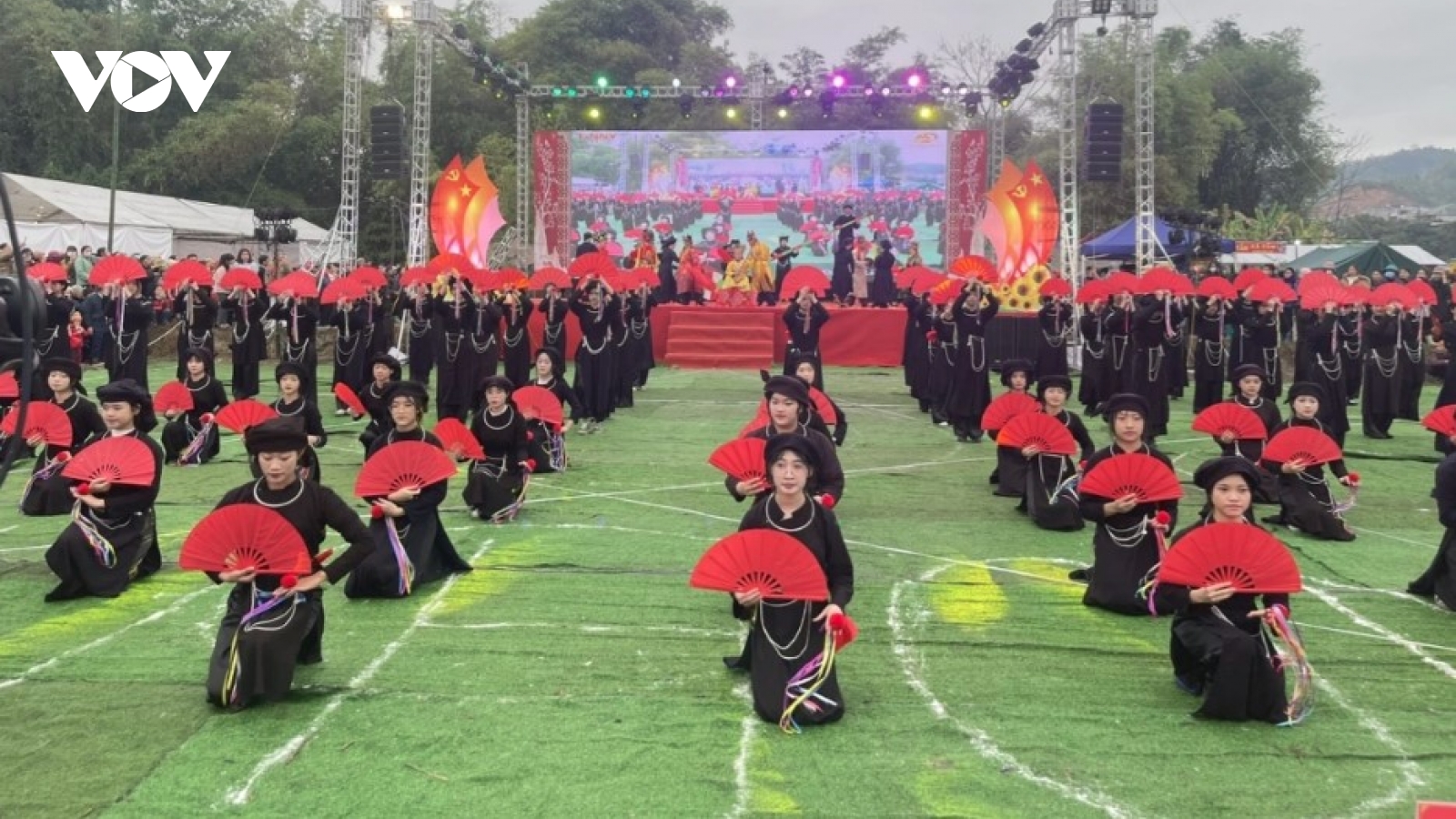 Festival in Bac Kan draws crowds praying for a peaceful year