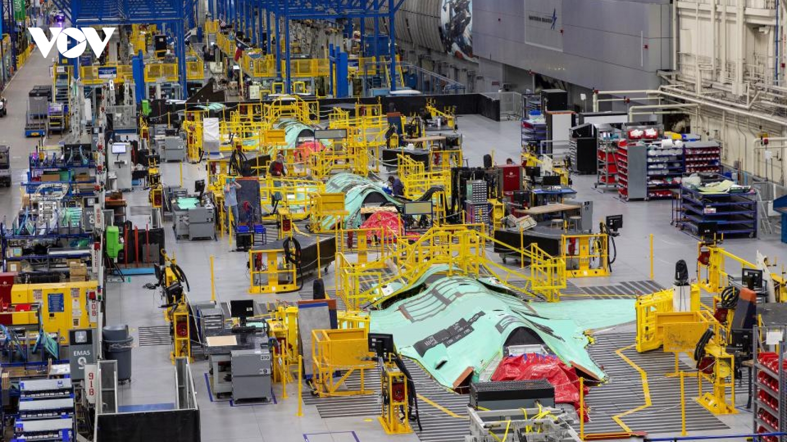 Bên trong nhà máy sản xuất tiêm kích tàng hình F-35 của Mỹ