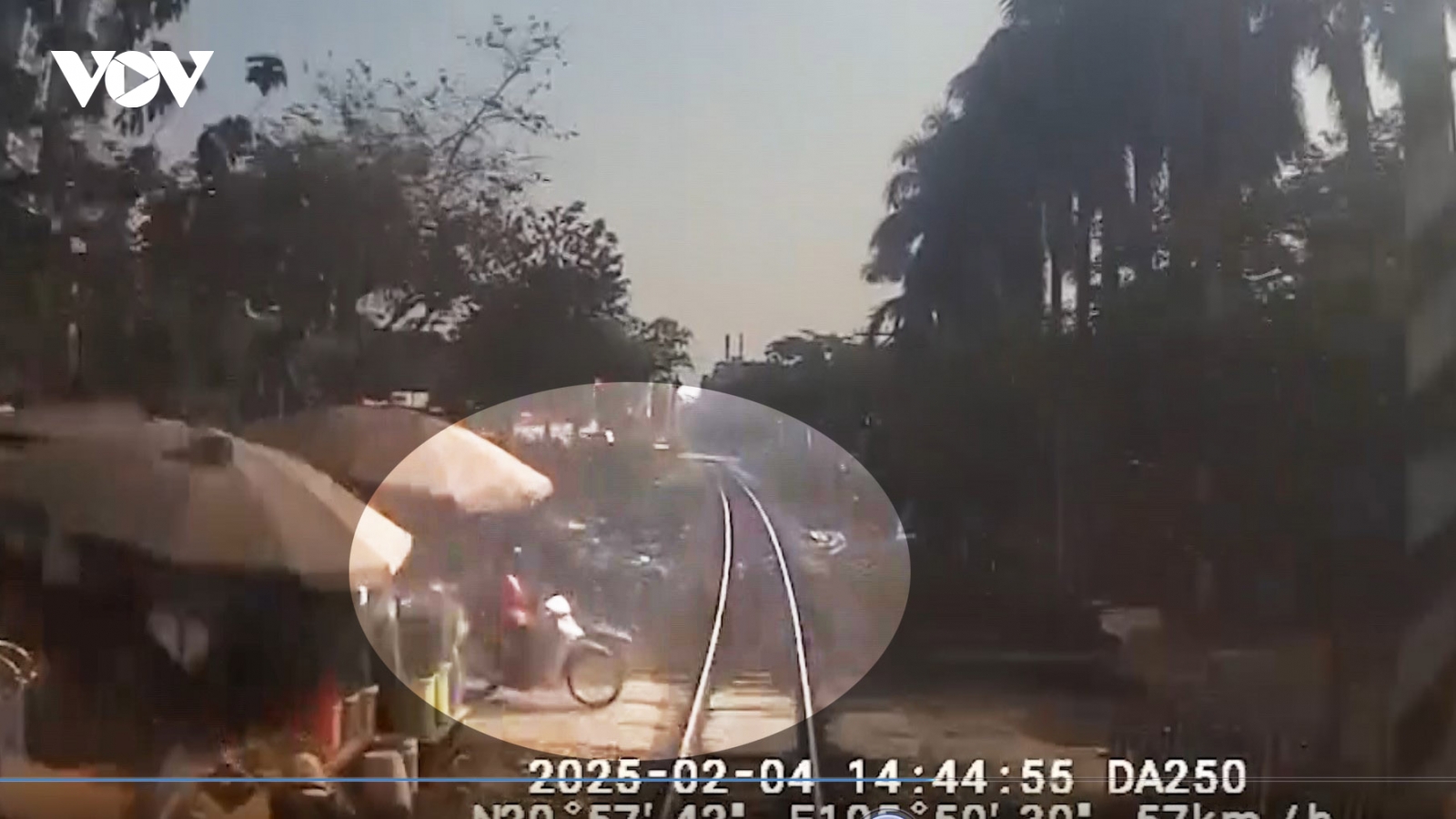 Clip: Khoảnh khắc tàu hỏa va chạm với xe máy khiến tài xế tử vong ở Ngọc Hồi, Hà Nội
