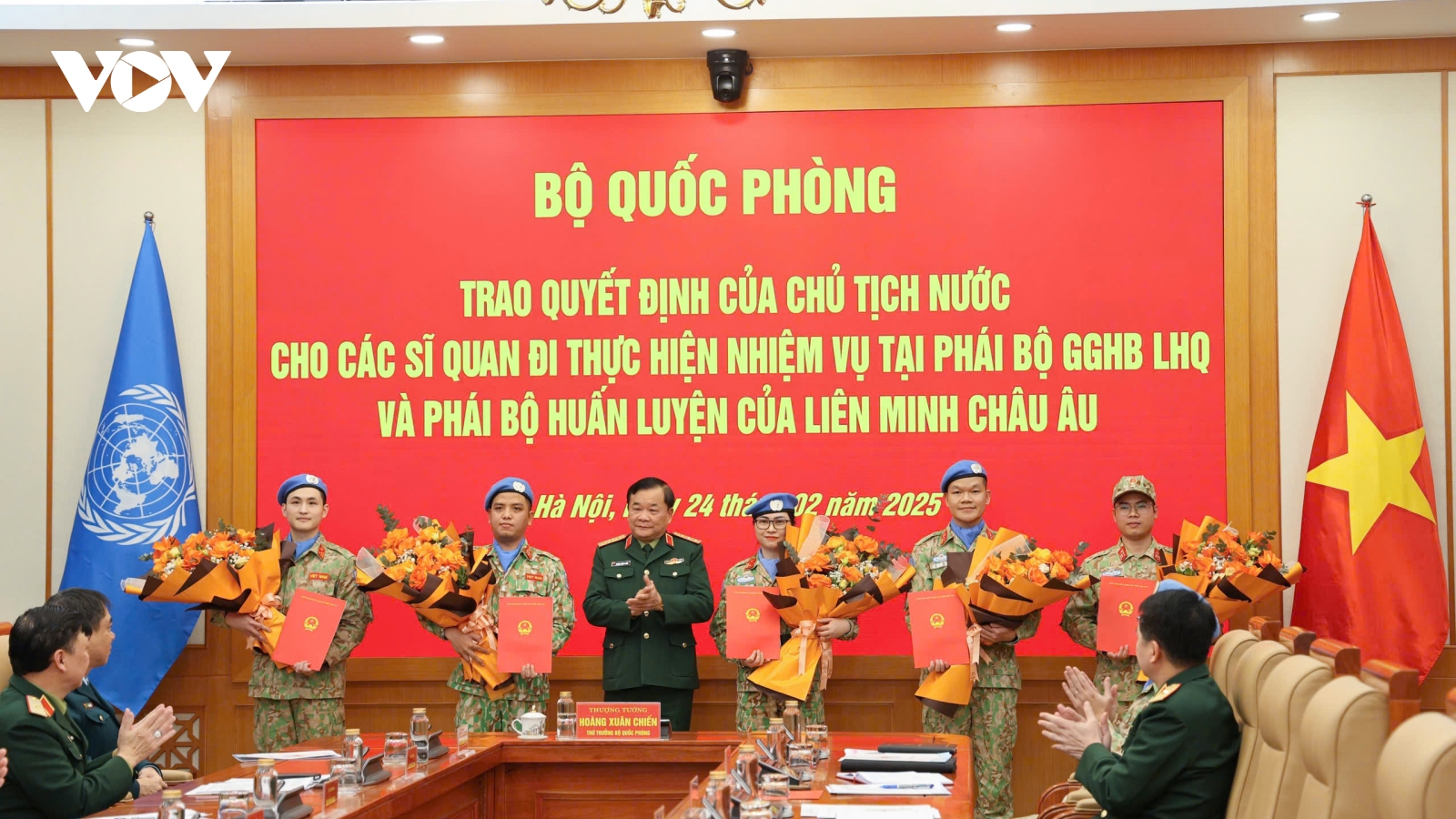 Trao quyết định của Chủ tịch nước cho 5 sĩ quan lên đường gìn giữ hòa bình