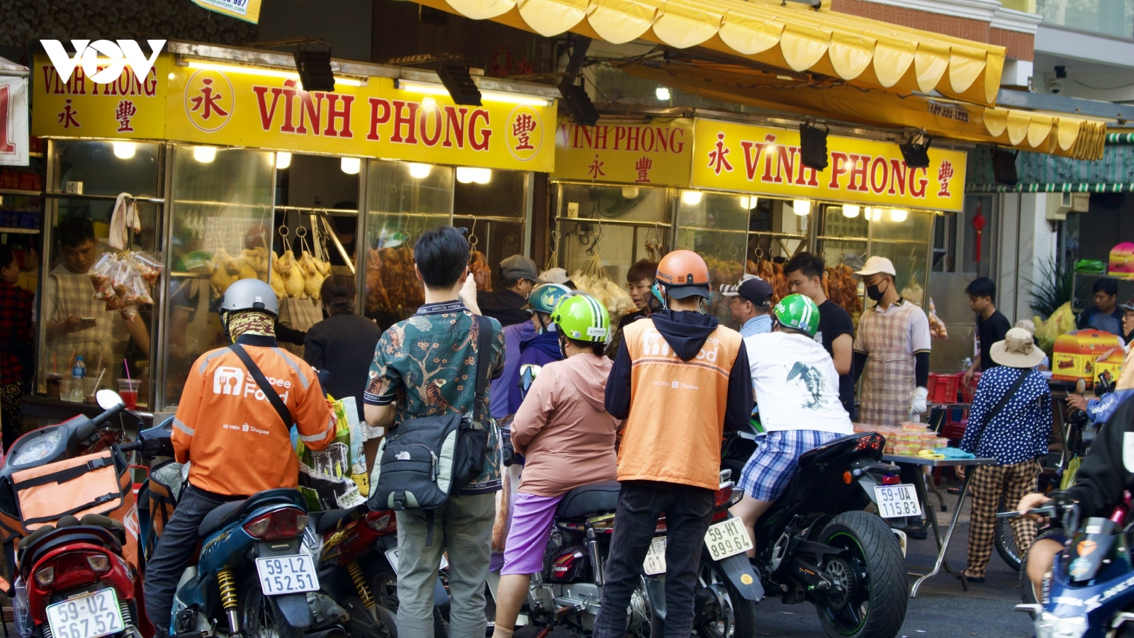 Heo sữa quay "cháy hàng" ngày vía Ngọc Hoàng