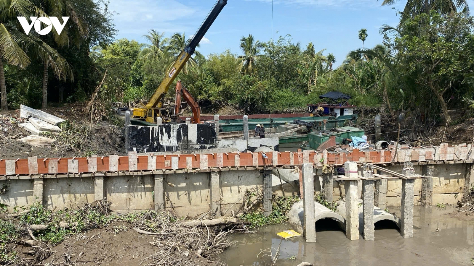 Gió chướng thổi mạnh, chủ động ứng phó nước mặn đang tăng ở Bến Tre