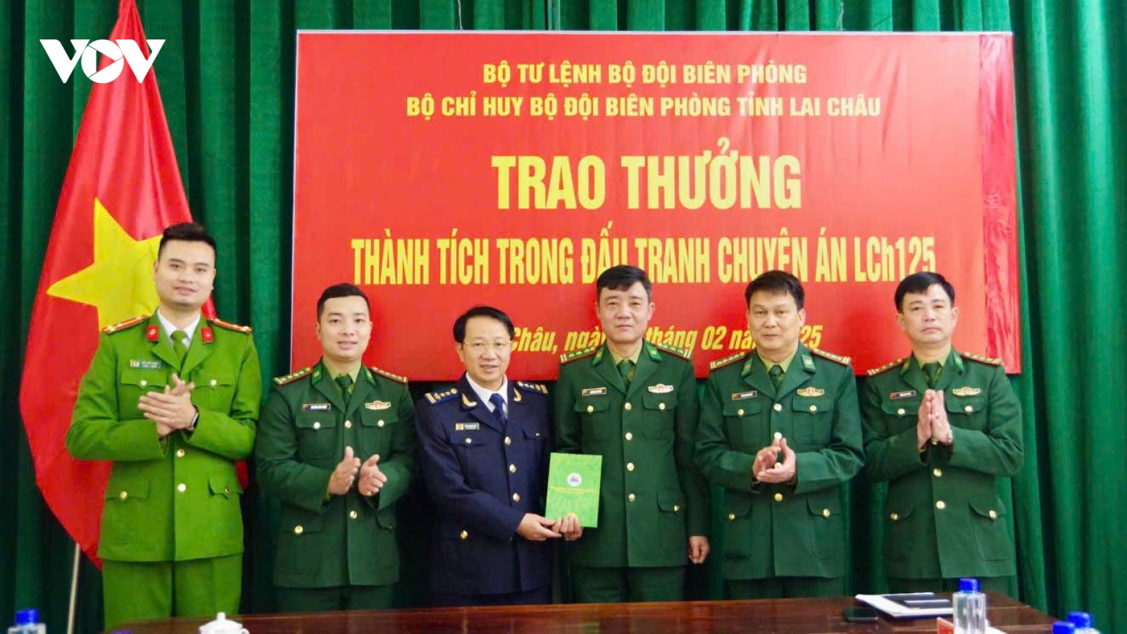 Lai Châu khen thưởng lực lượng phá chuyên án vận chuyển sâm lậu qua biên giới