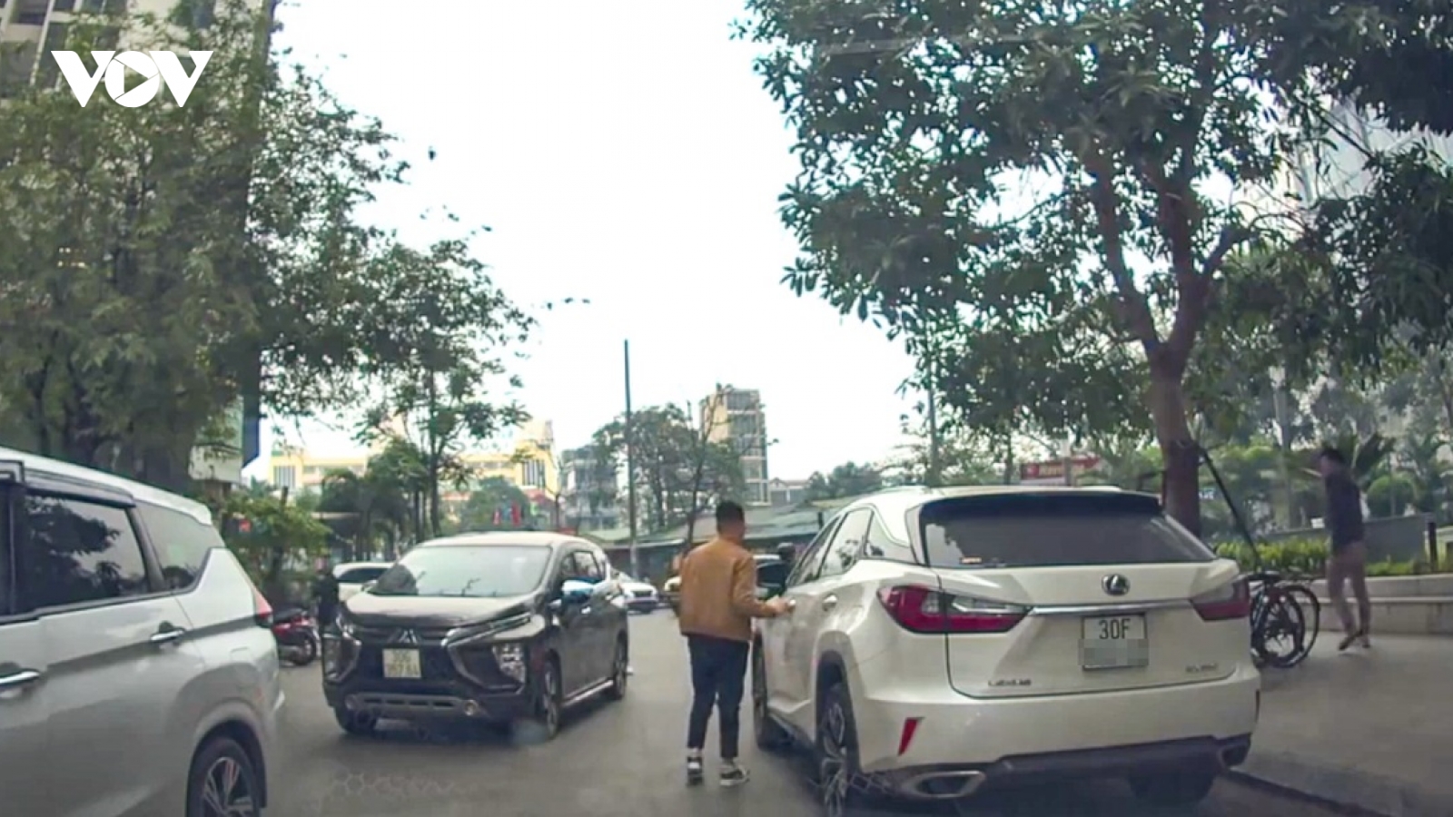 Xử phạt tài xế Lexus đỗ xe "ngang ngược", bịt lối đi trên phố Hà Nội