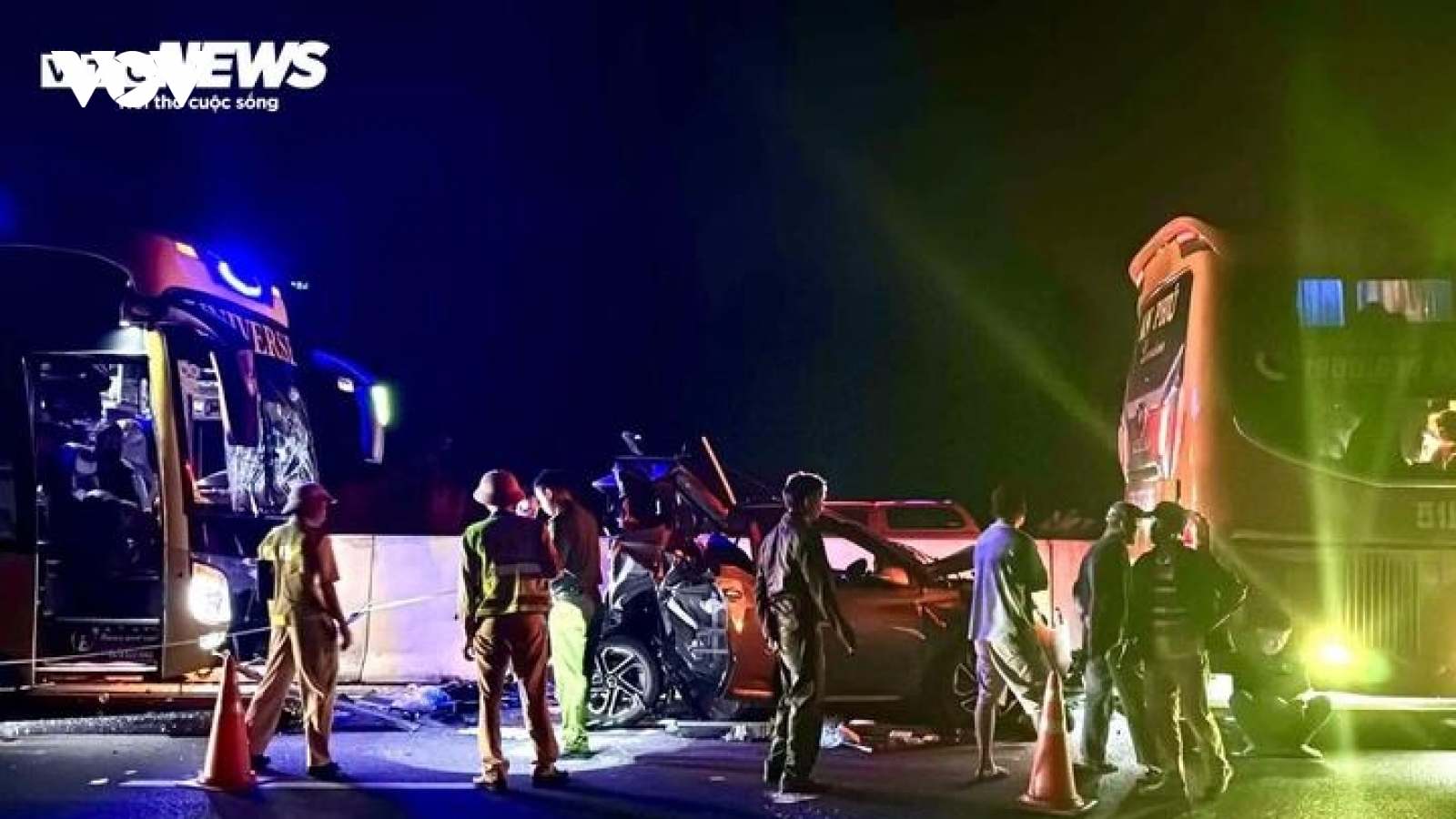Ô tô con bẹp dúm sau va chạm với 2 xe khách trên cao tốc Phan Thiết - Dầu Giây