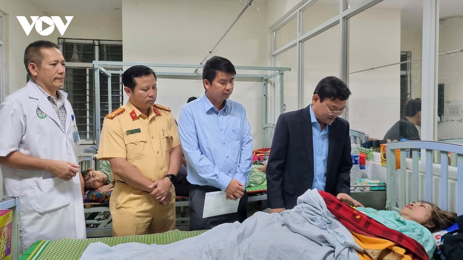 Vụ lật xe khách ở Phú Yên: Tập trung cứu chữa các nạn nhân