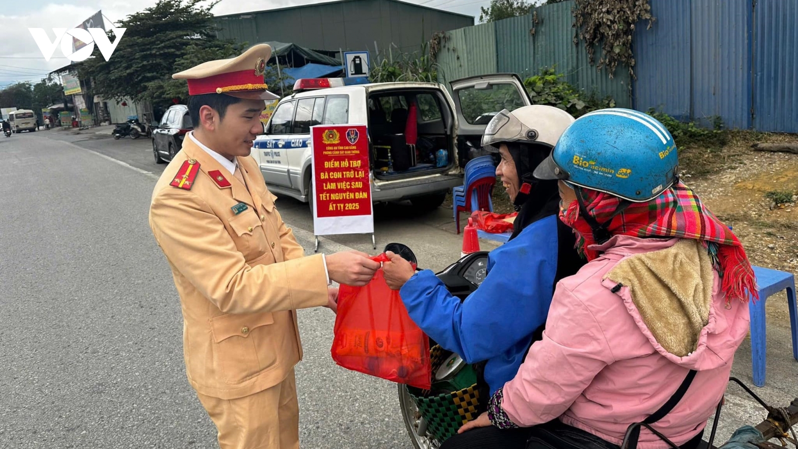 CSGT Cao Bằng hỗ trợ đồ ăn, nước uống cho người dân trở lại nơi làm việc sau Tết