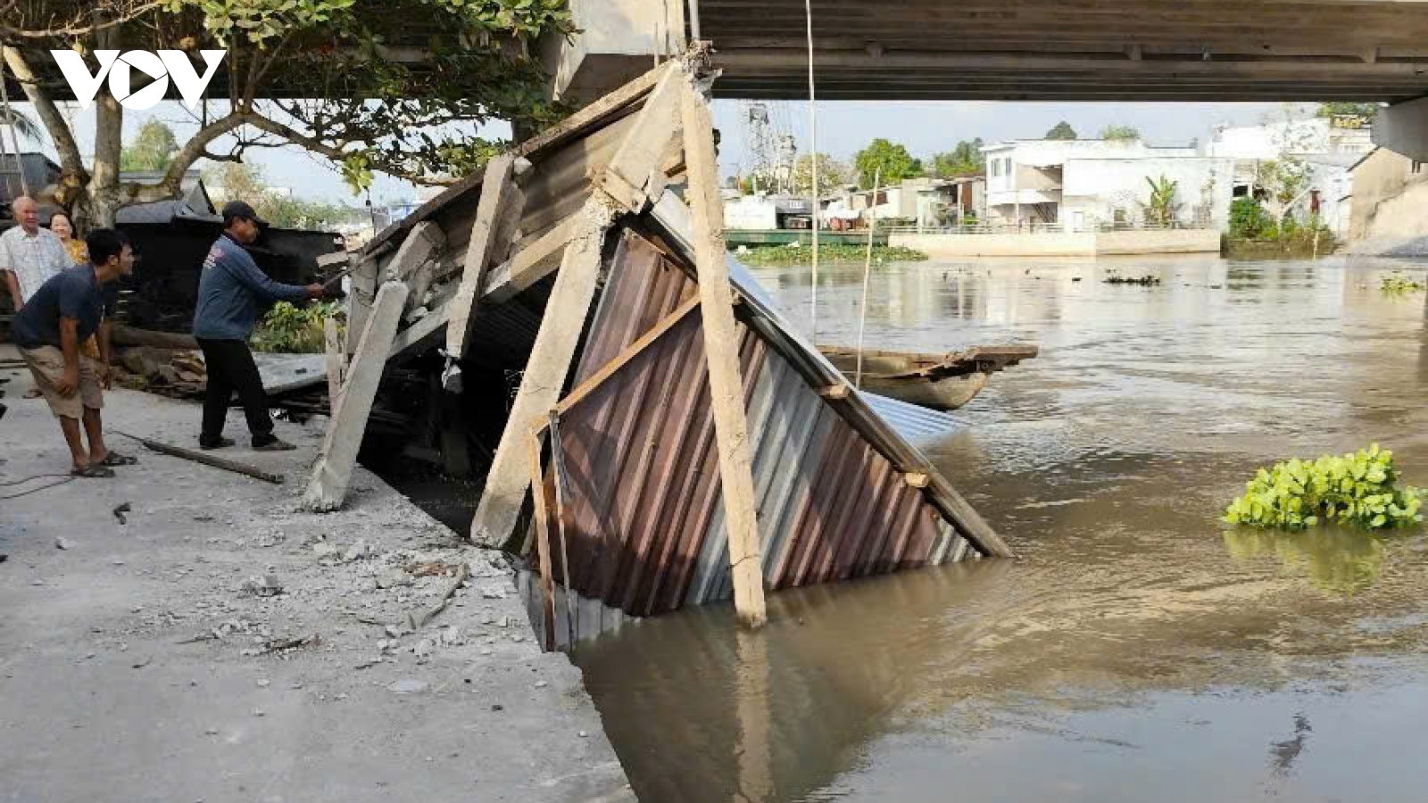 Hậu Giang xảy ra 2 vụ sụp đất, sạt lở bờ sông