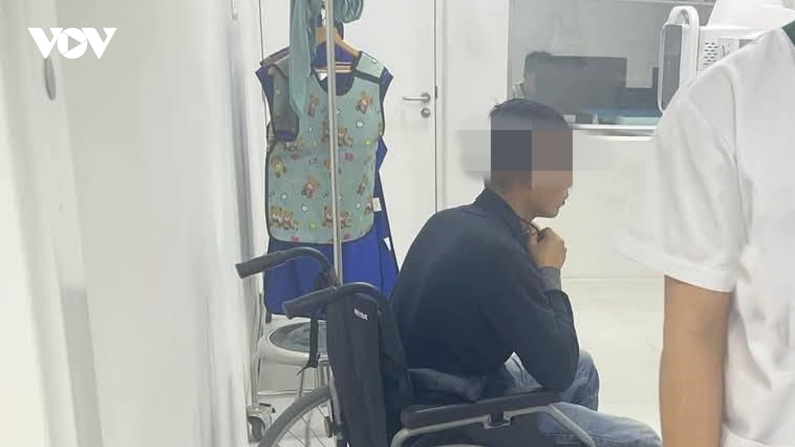 Triệu tập người đàn ông "tung cước" vào đầu tài xế tại showroom ô tô ở Hà Nội