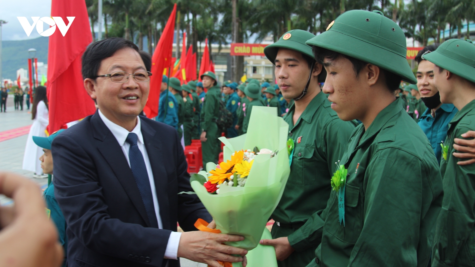Lãnh đạo nhiều địa phương động viên tân binh lên đường nhập ngũ
