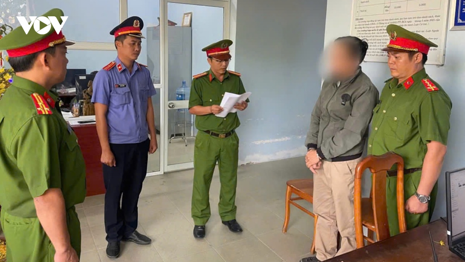 Tạm giam thầy giáo bị tố "quan hệ" với nữ sinh lớp 10 ở Bình Thuận
