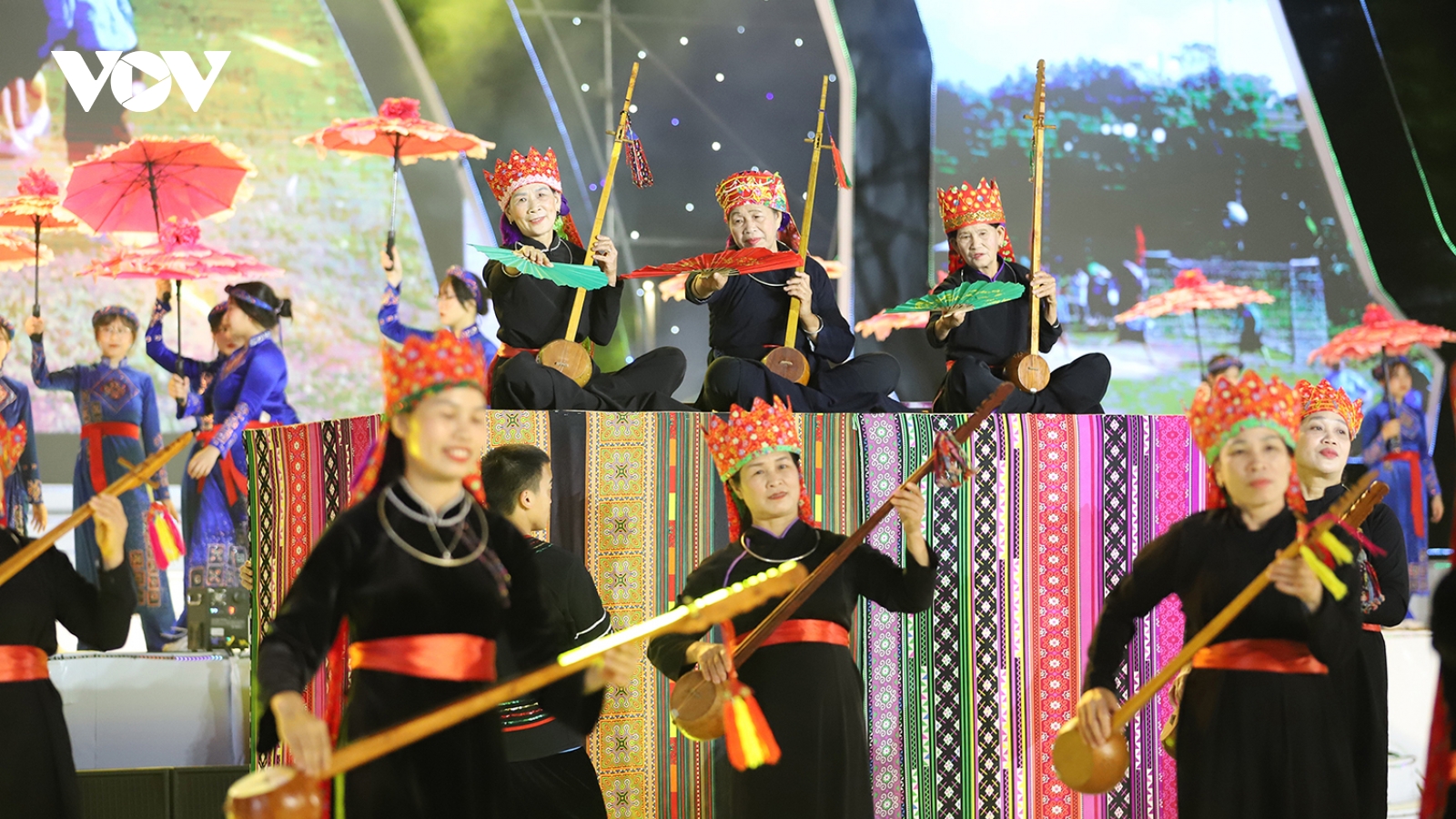 Tiếng tính điệu then từ bản làng tới “kinh đô ánh sáng”